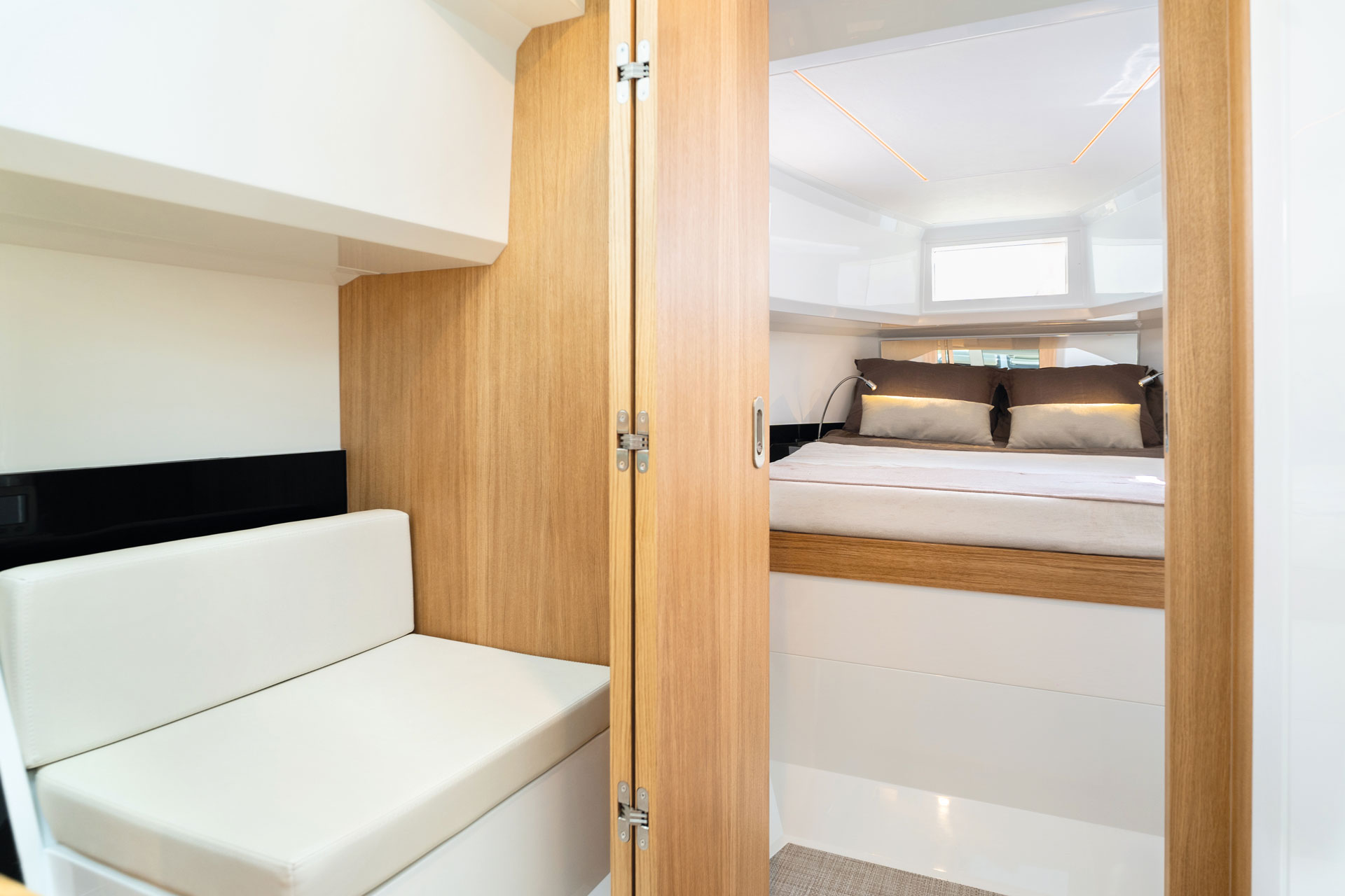 De Antonio D36 Cabin, hut met bed en bank