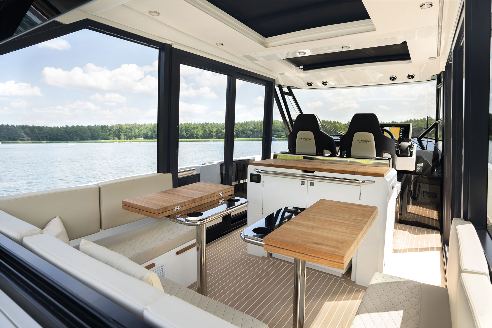 De Antonio D36 Cabin, stuurstand met tafels en zitbank