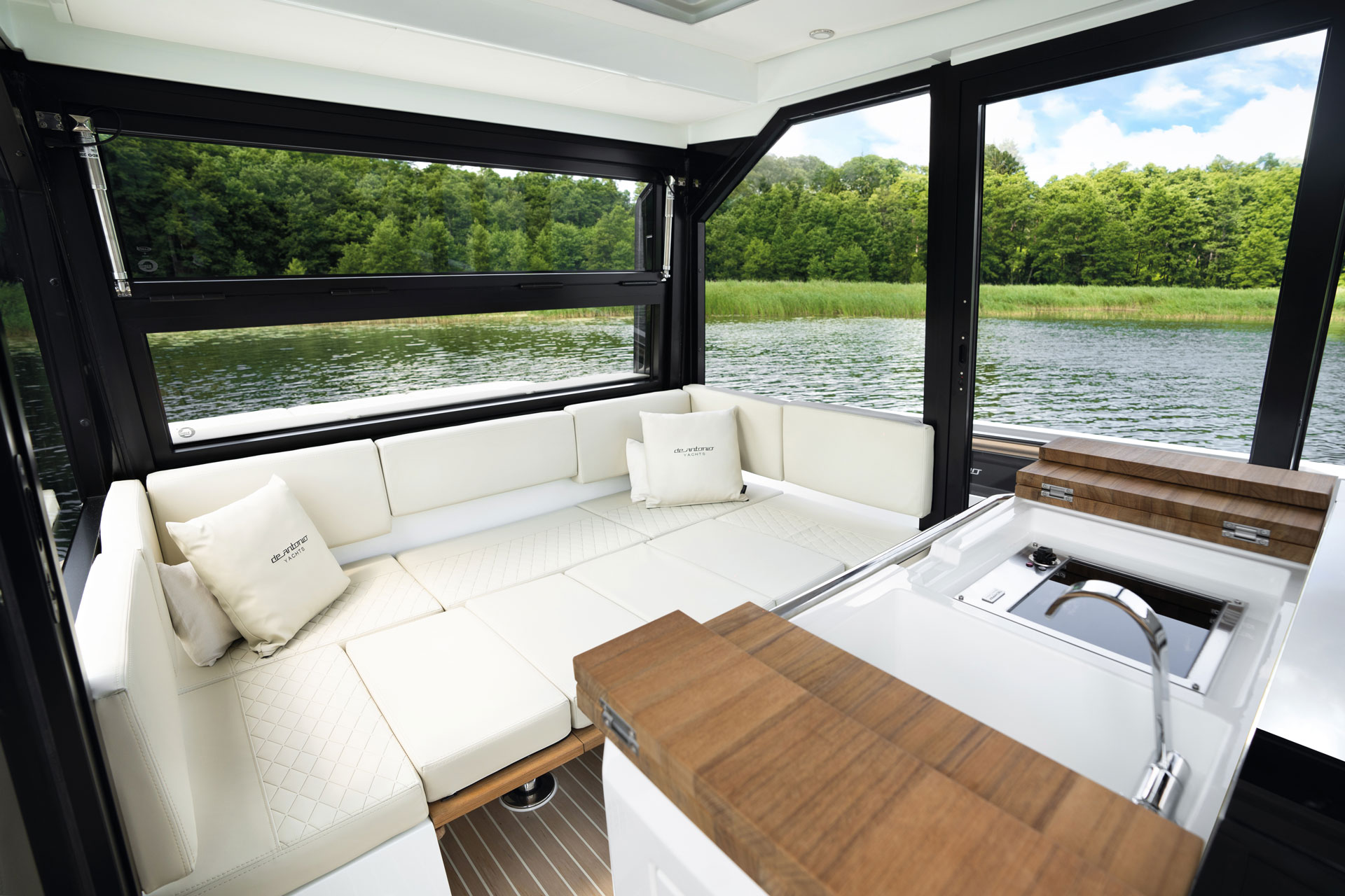 De Antonio D36 Cabin, zithoek en pantry aan boord