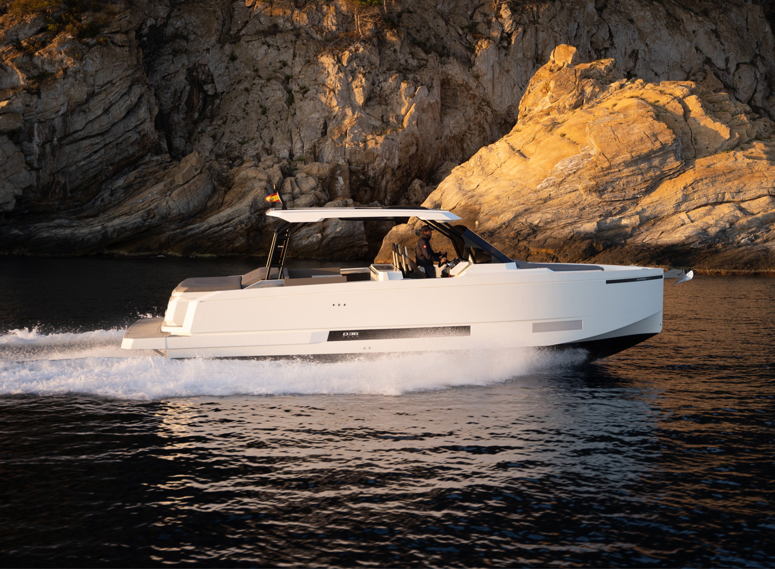 De Antonio D36 Open, boot varend langs rotsen