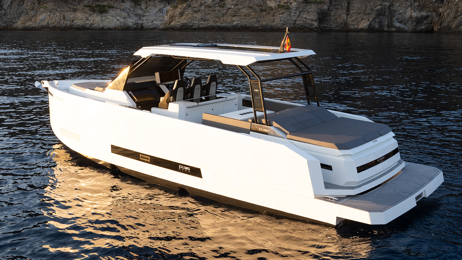 De Antonio D36 Open, witte boot voor rotswand