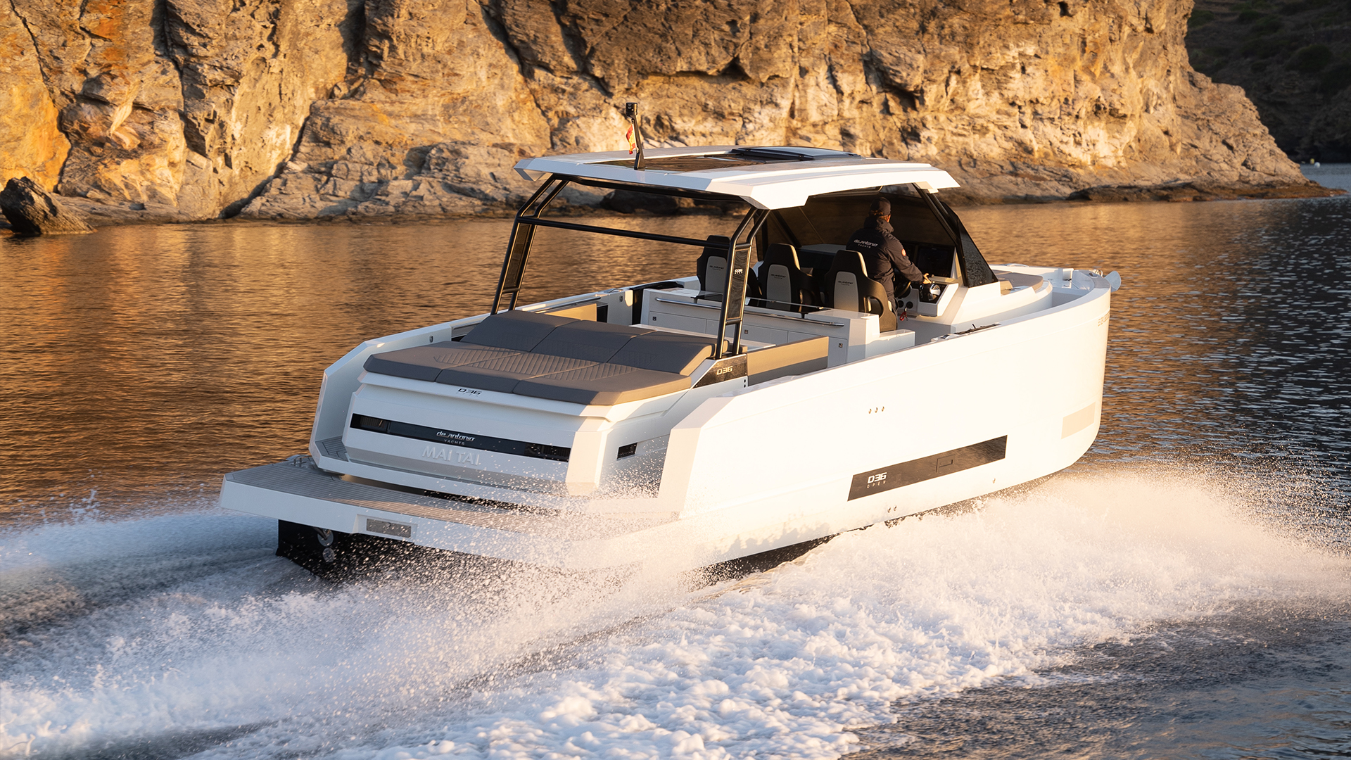 De Antonio D36 Open, witte speedboot vaart snel over water