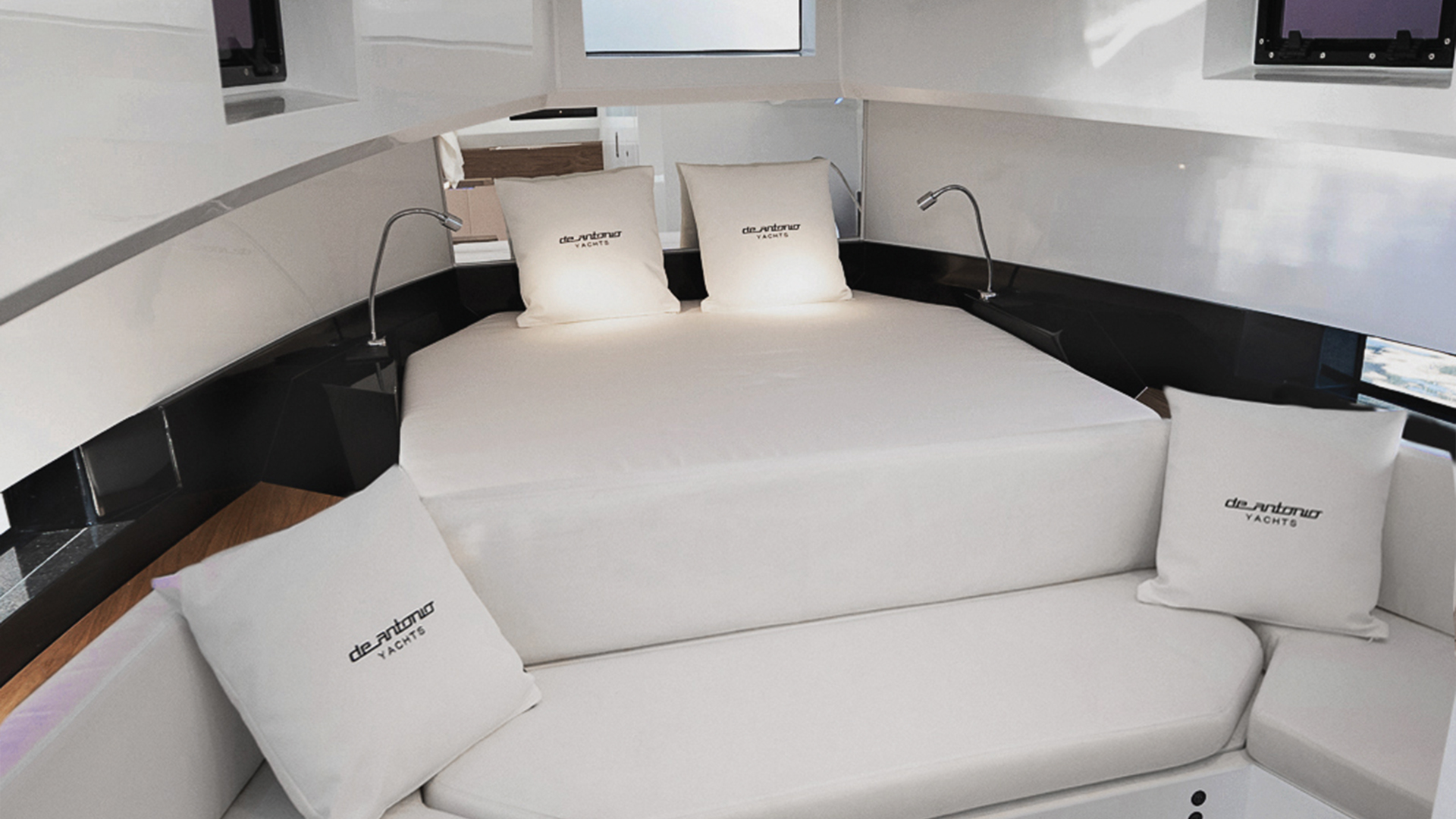 De Antonio D36 Open, kajuit met bed en kussens