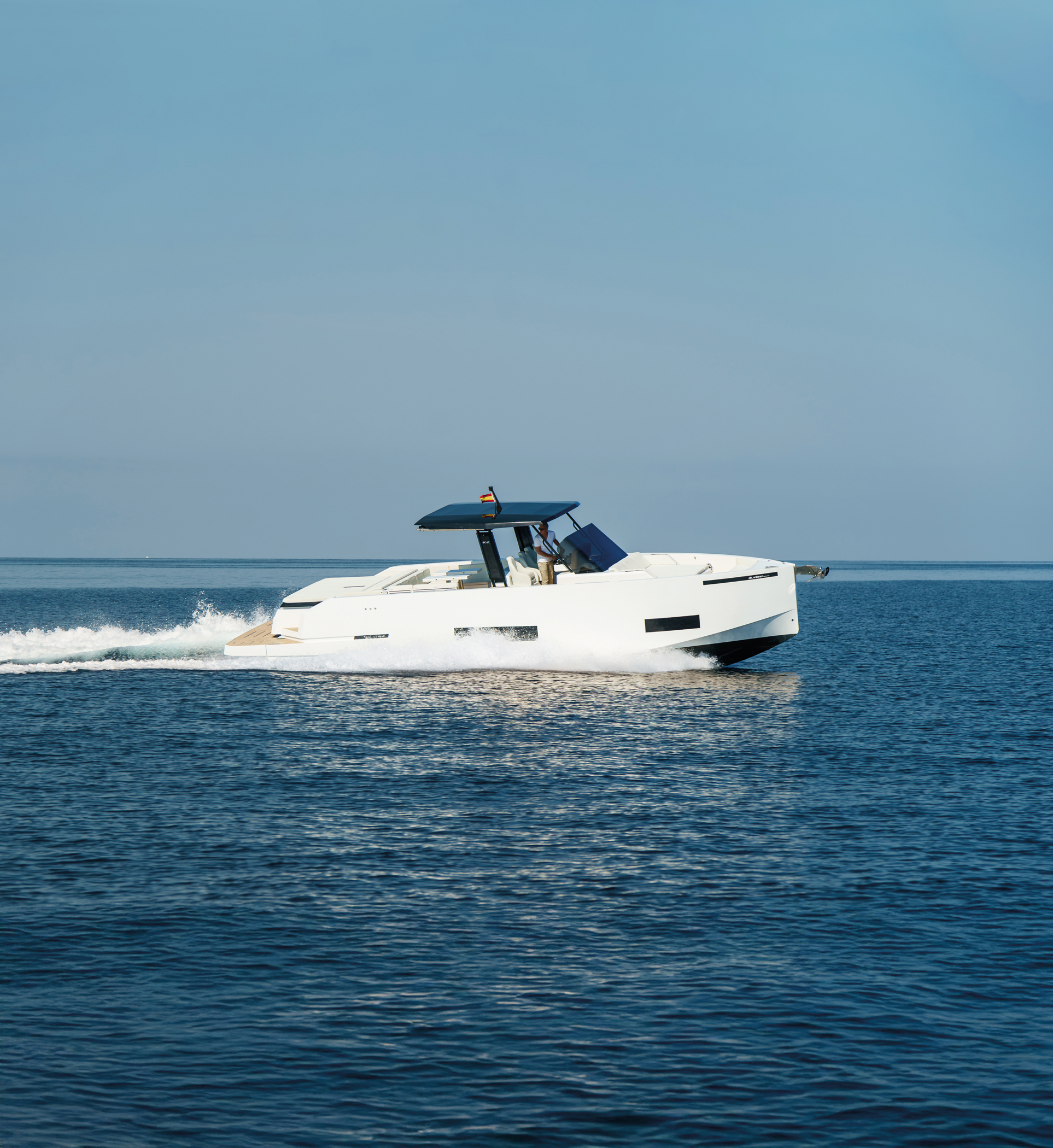 De Antonio D42, witte motorboot vaart op zee