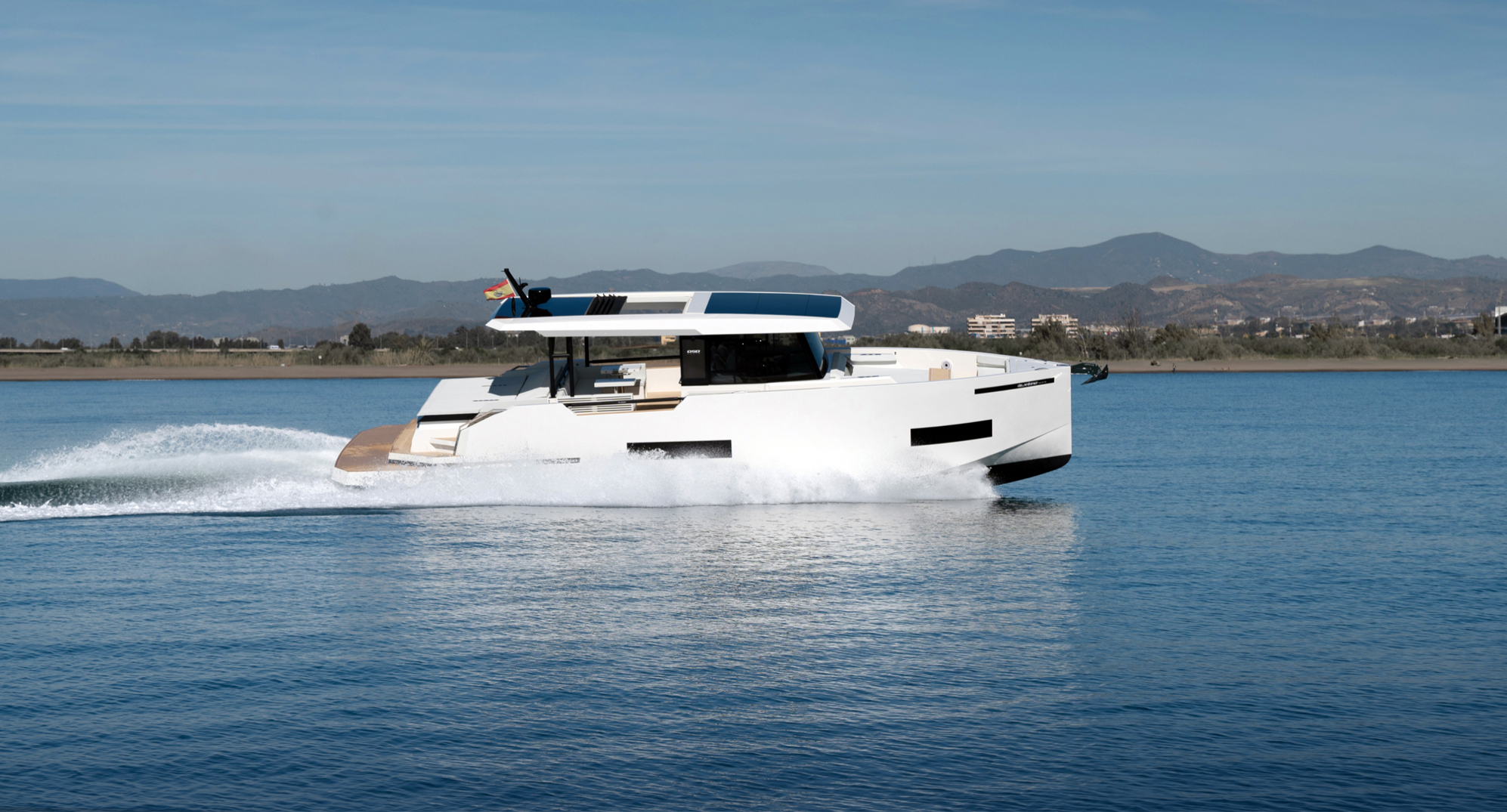 De Antonio D50 Coupe, boot varend op water