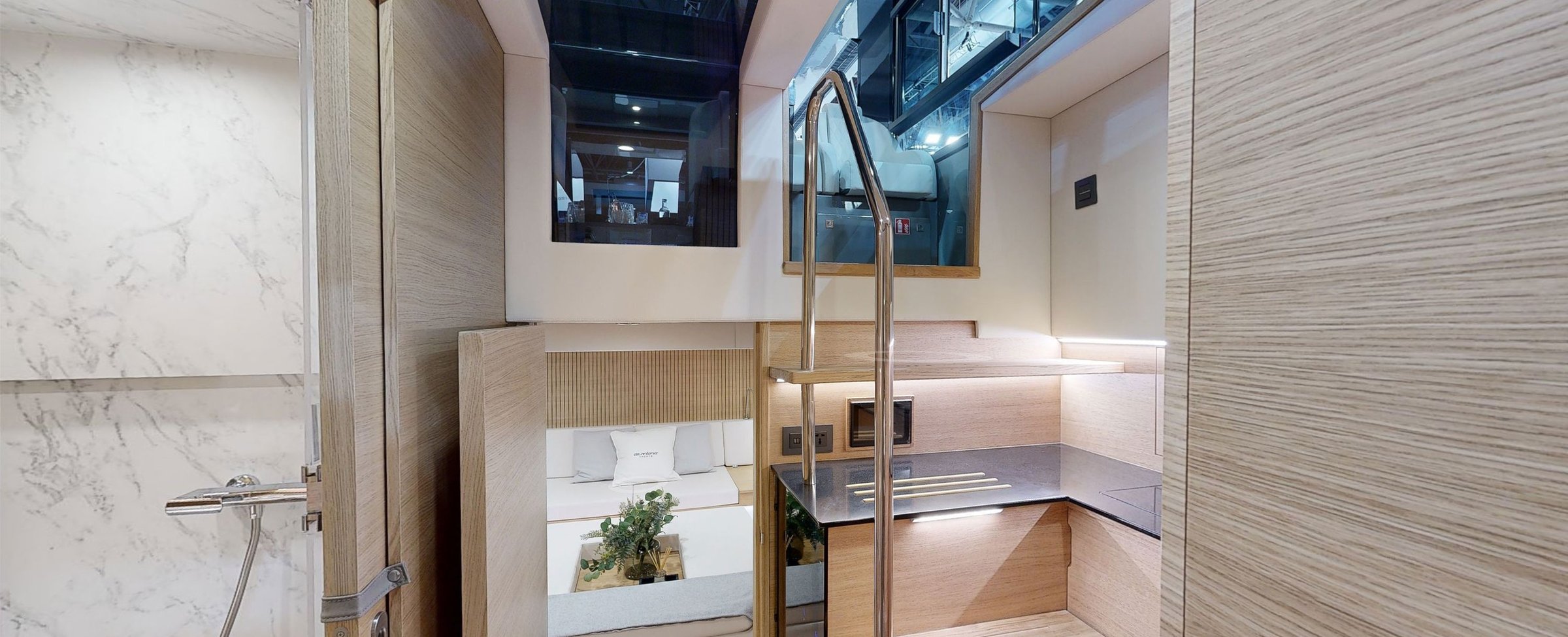 De Antonio D50 Coupe, kajuit met bed en trap