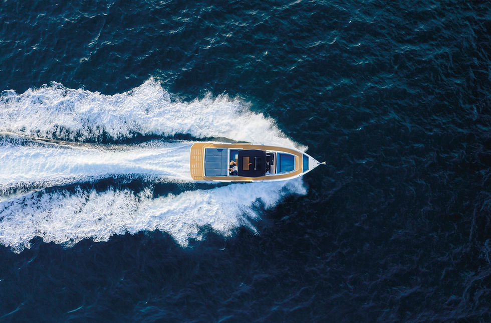 De Antonio D50 Open, boot varend op zee vanuit vogelperspectief