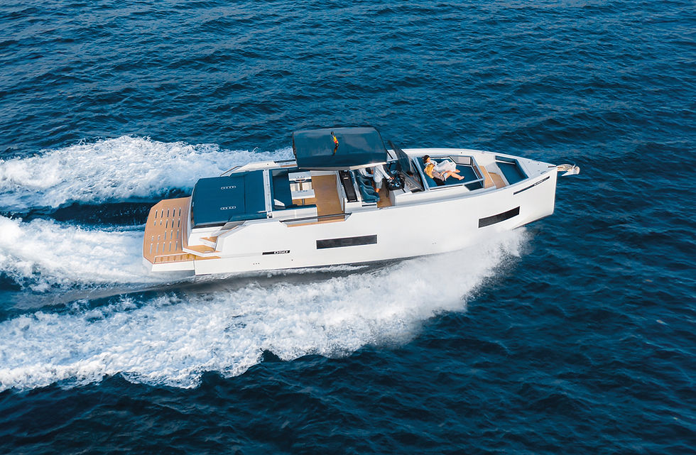 De Antonio D50 Open, boot varend op zee