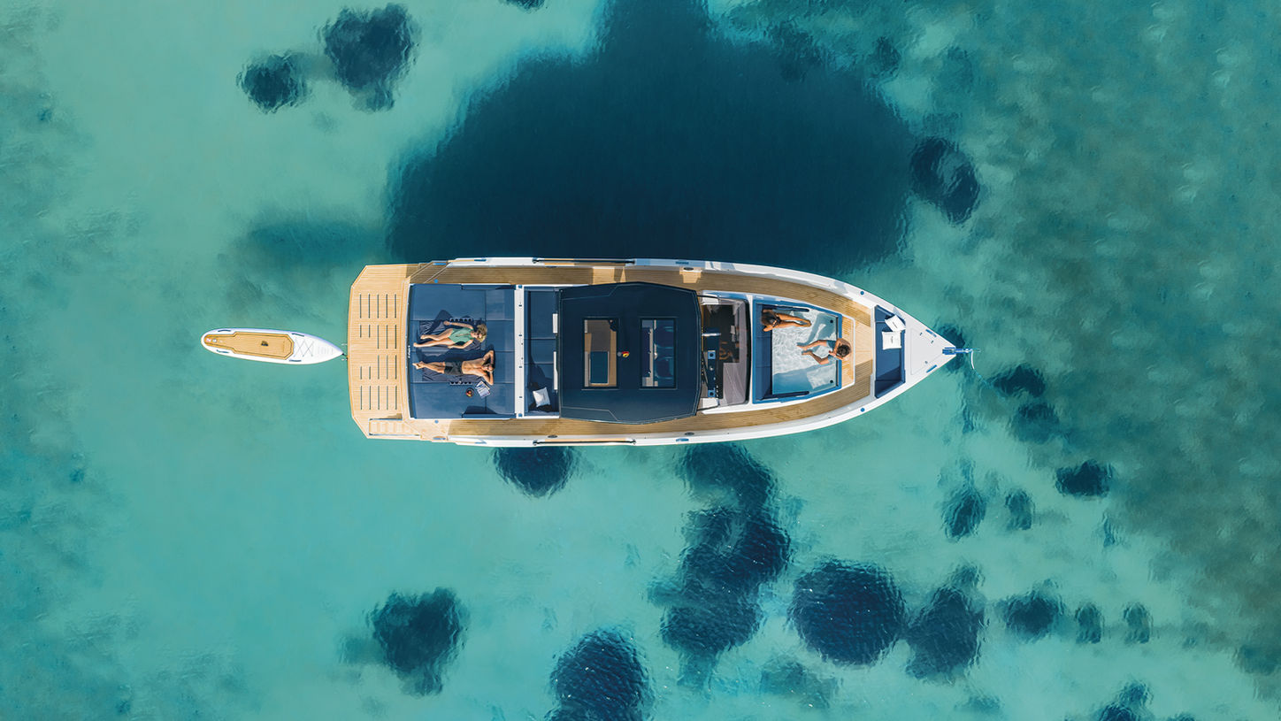 De Antonio D50 Open, luchtfoto boot op zee