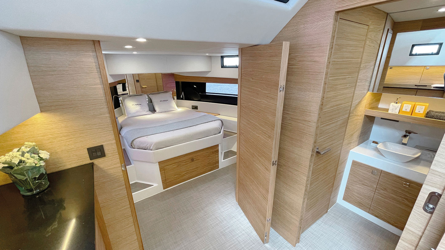 De Antonio D50 Open, slaapkamer met bed en badkamer