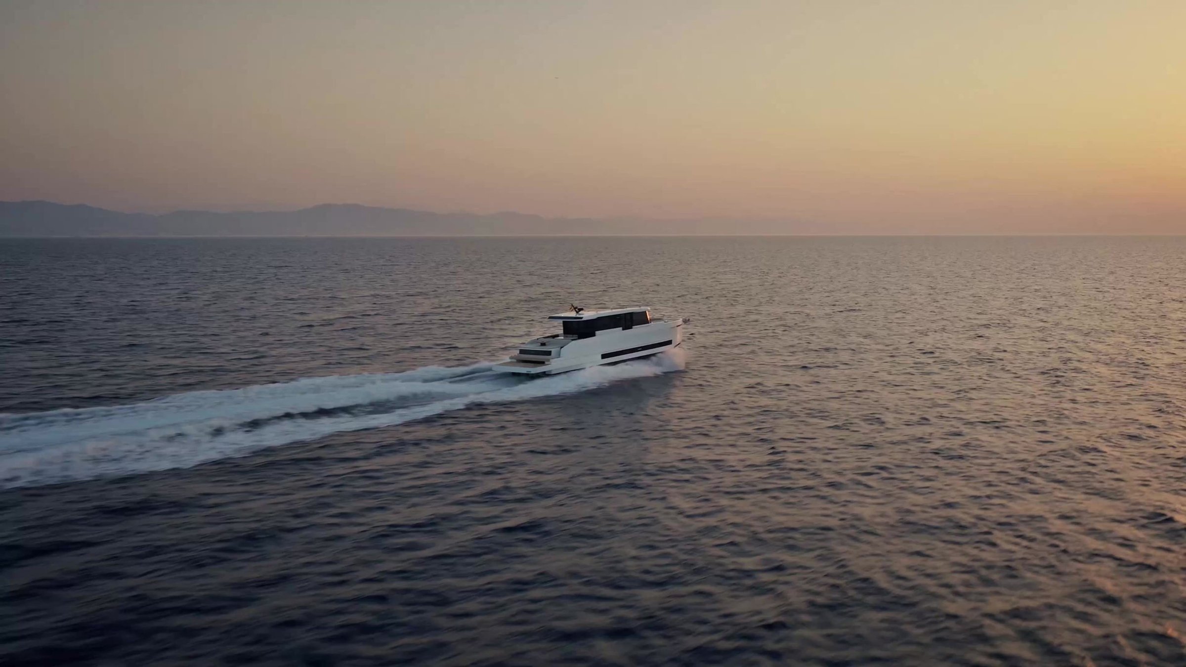 De Antonio D60, boot varend op zee bij zonsondergang