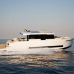 De Antonio D60, witte boot varend op zee