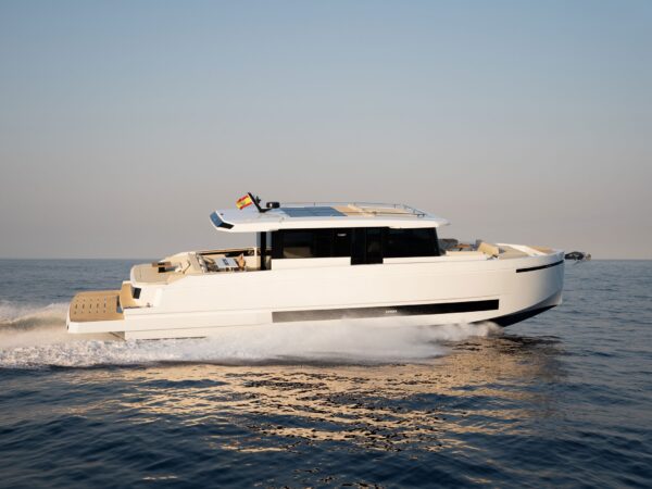 De Antonio D60, witte boot varend op zee