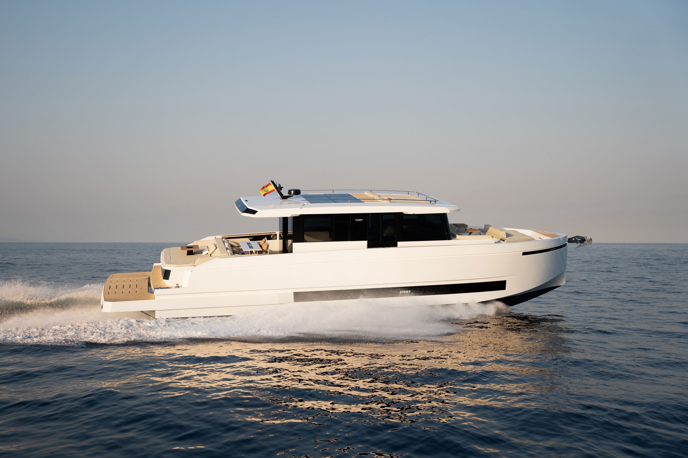 De Antonio D60, witte boot varend op zee