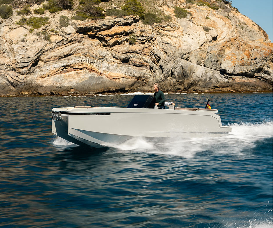 De Antonio E23, boot varend langs rotsen