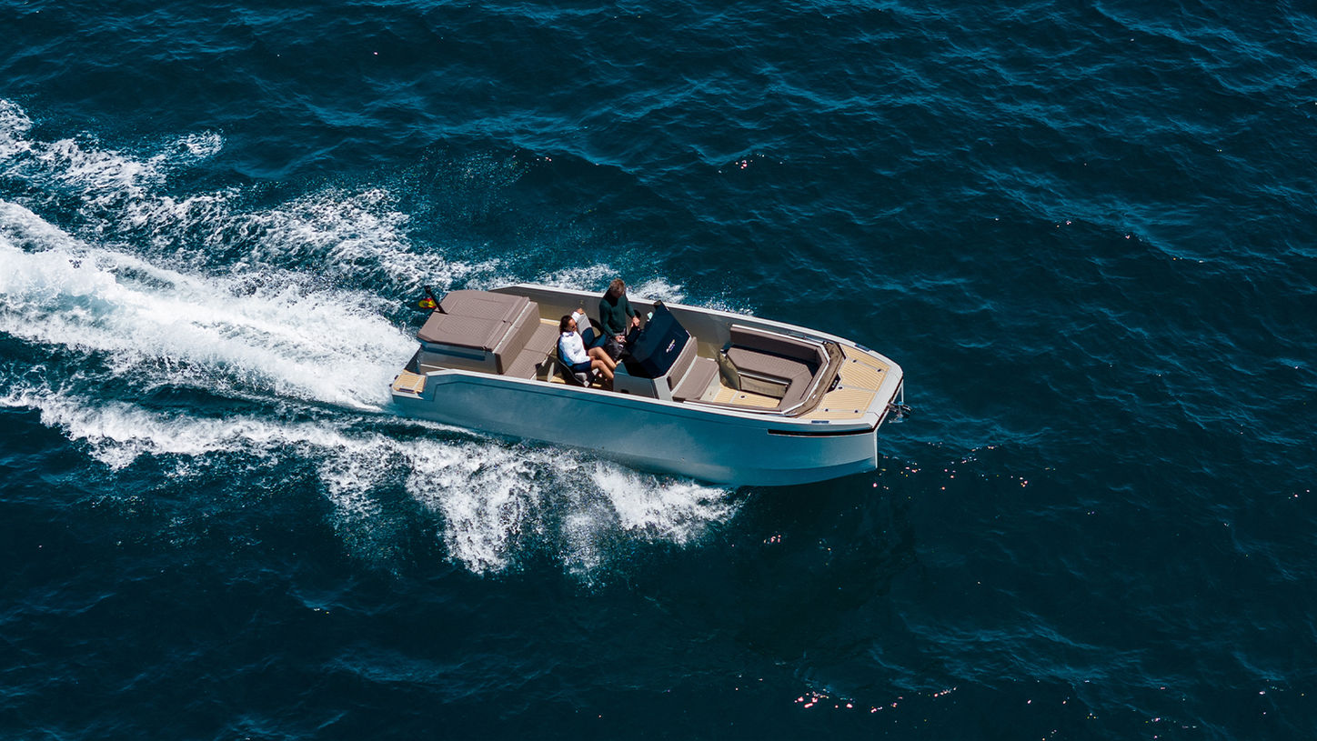 De Antonio E23, boot varend op zee