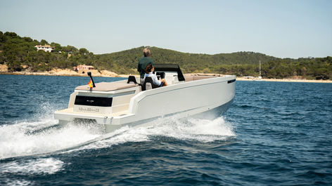 De Antonio E23, boot varend op zee