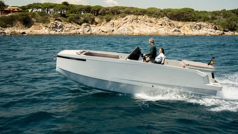De Antonio E23, boot varend op zee