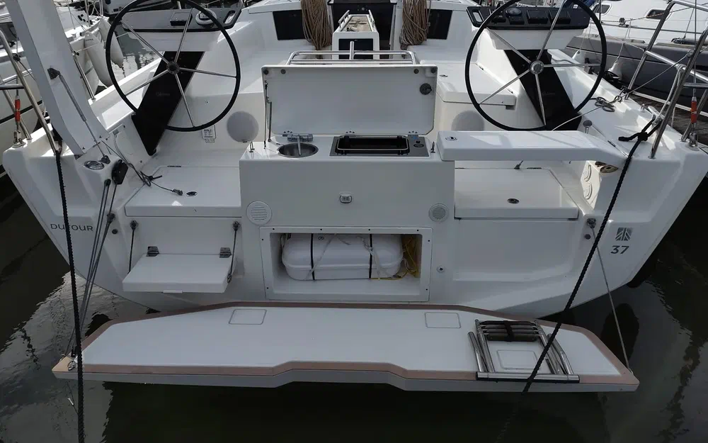Dufour 37, cockpit met stuurwielen en zwemplatform