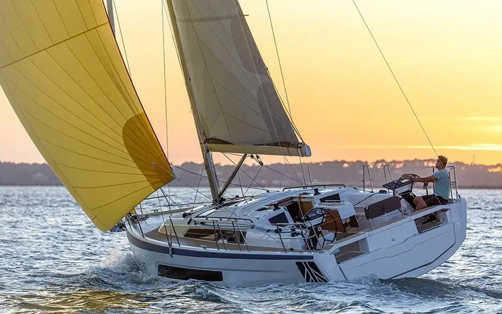 Dufour 37, zeilboot varend bij zonsondergang