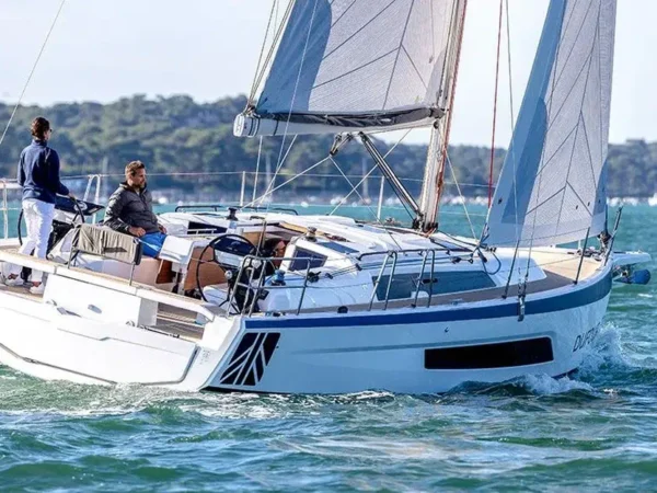 Dufour 37, zeilboot varend op water