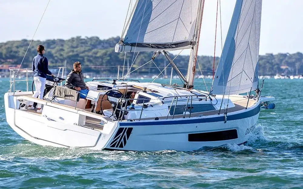 Dufour 37, zeilboot varend op water