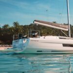 Dufour 39, zeilboot afgemeerd bij strand