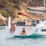 Dufour 41, boot voor anker bij kust