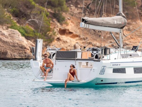 Dufour 41, boot voor anker bij kust