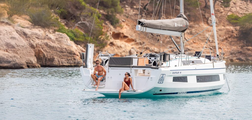 Dufour 41, boot voor anker bij kust