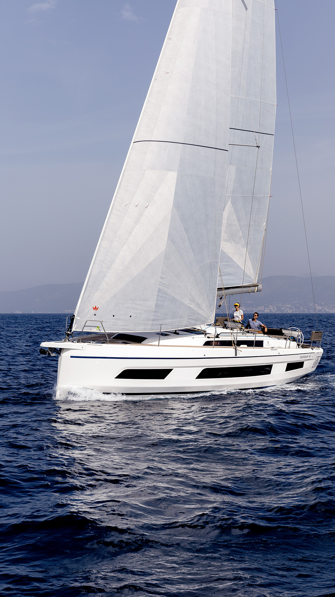 Dufour 41, zeilboot varend op zee