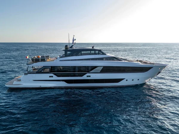 Ferretti 1000 SkyDeck, jacht varend op zee