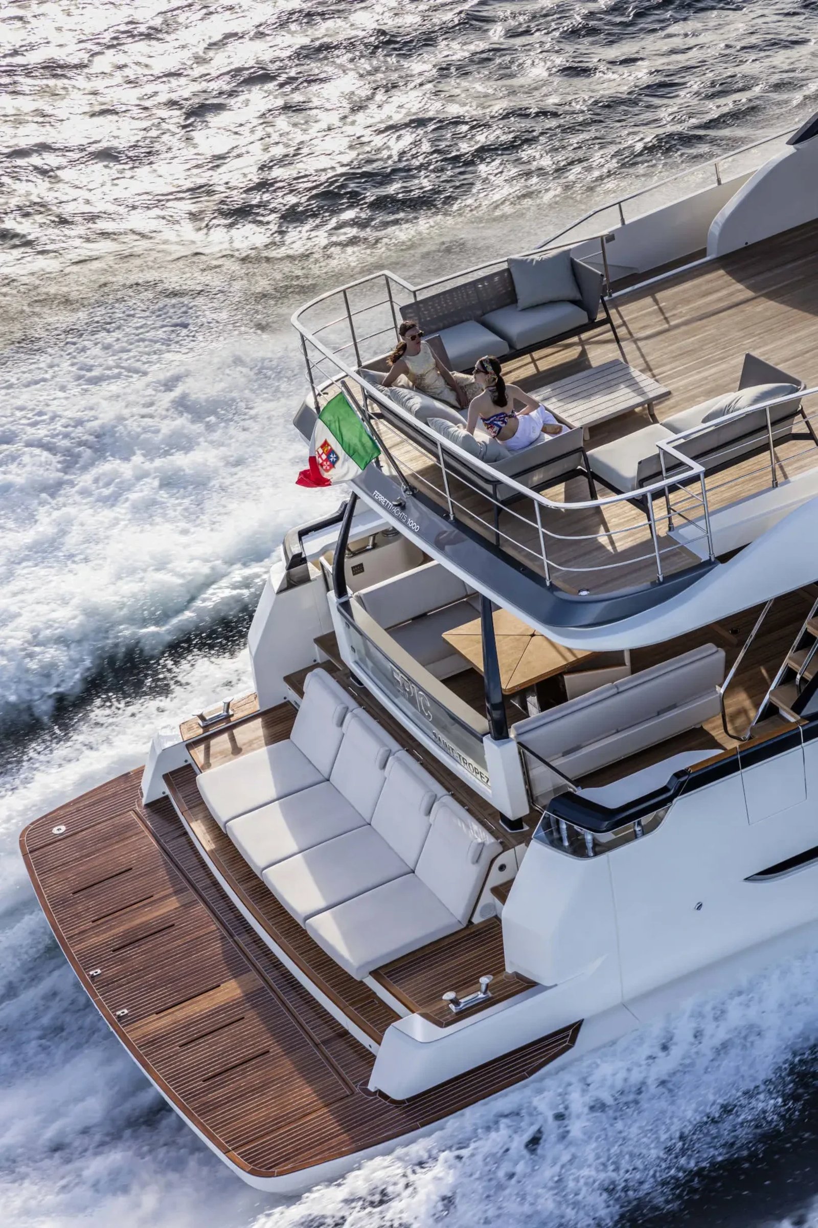 Ferretti 1000, achterdek jacht met loungebank