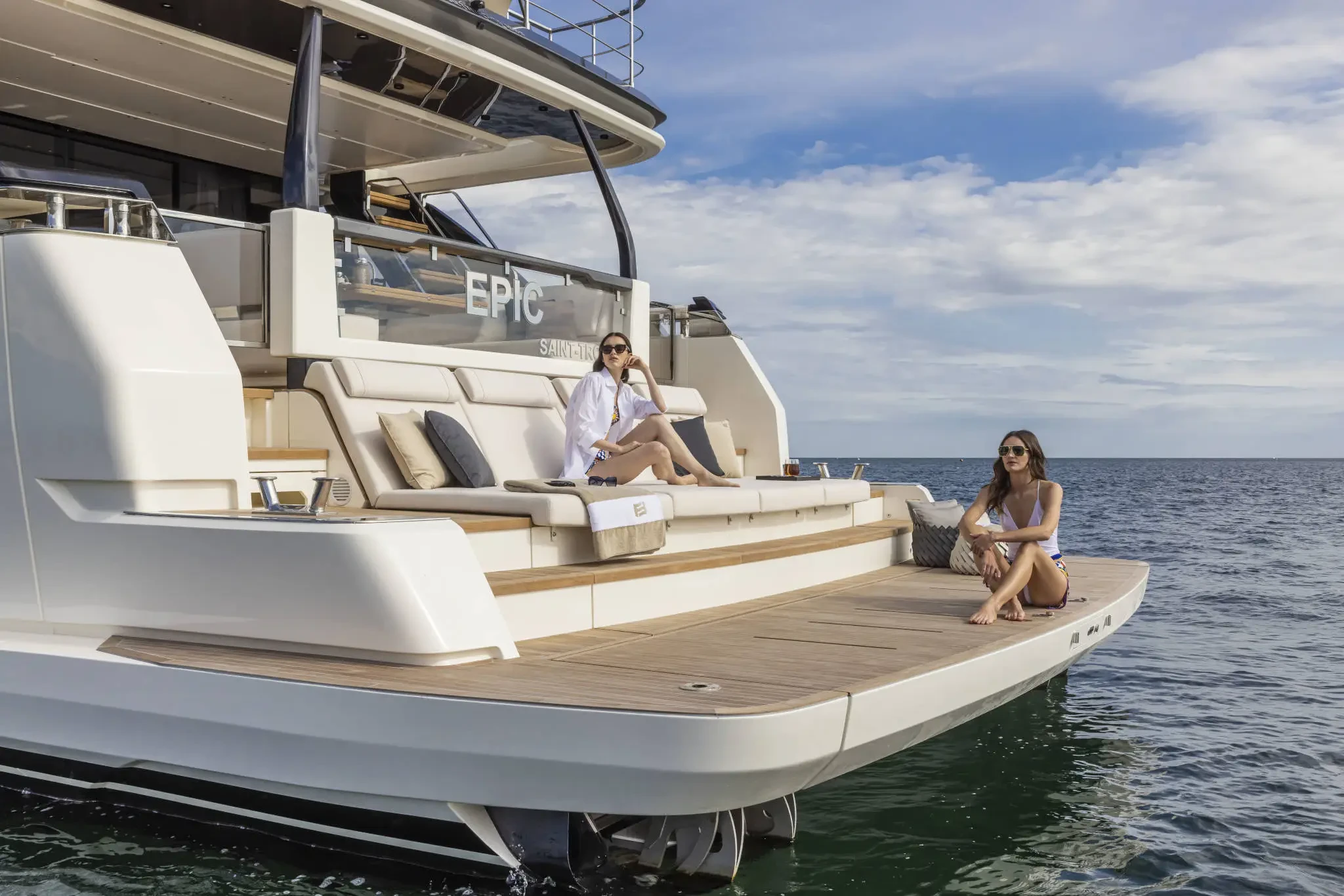 Ferretti 1000, achterdek jacht met vrouwen