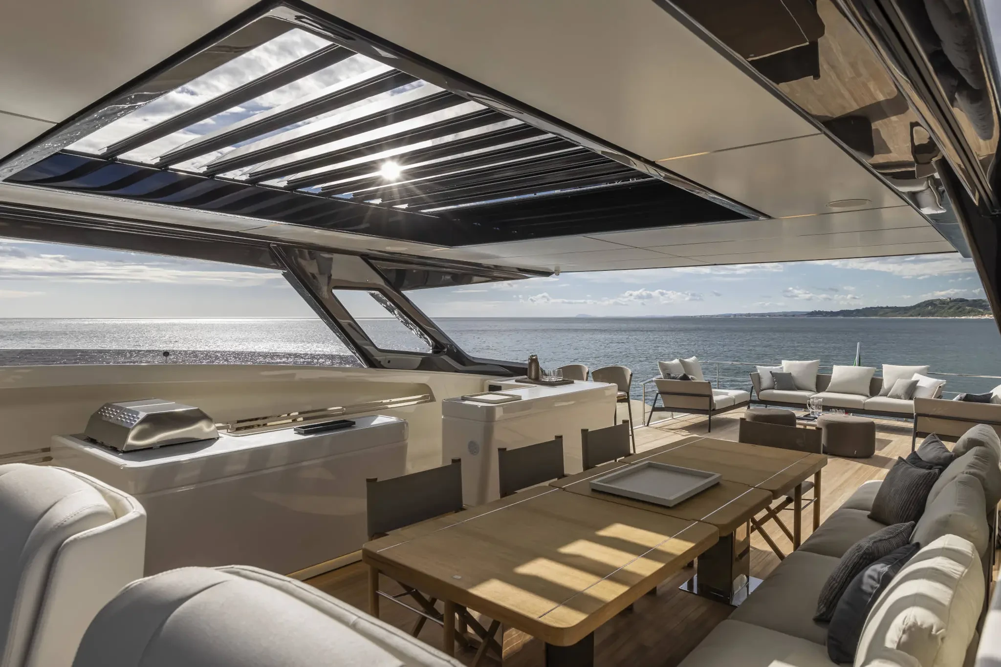 Ferretti 1000, achterdek met loungebank en tafel