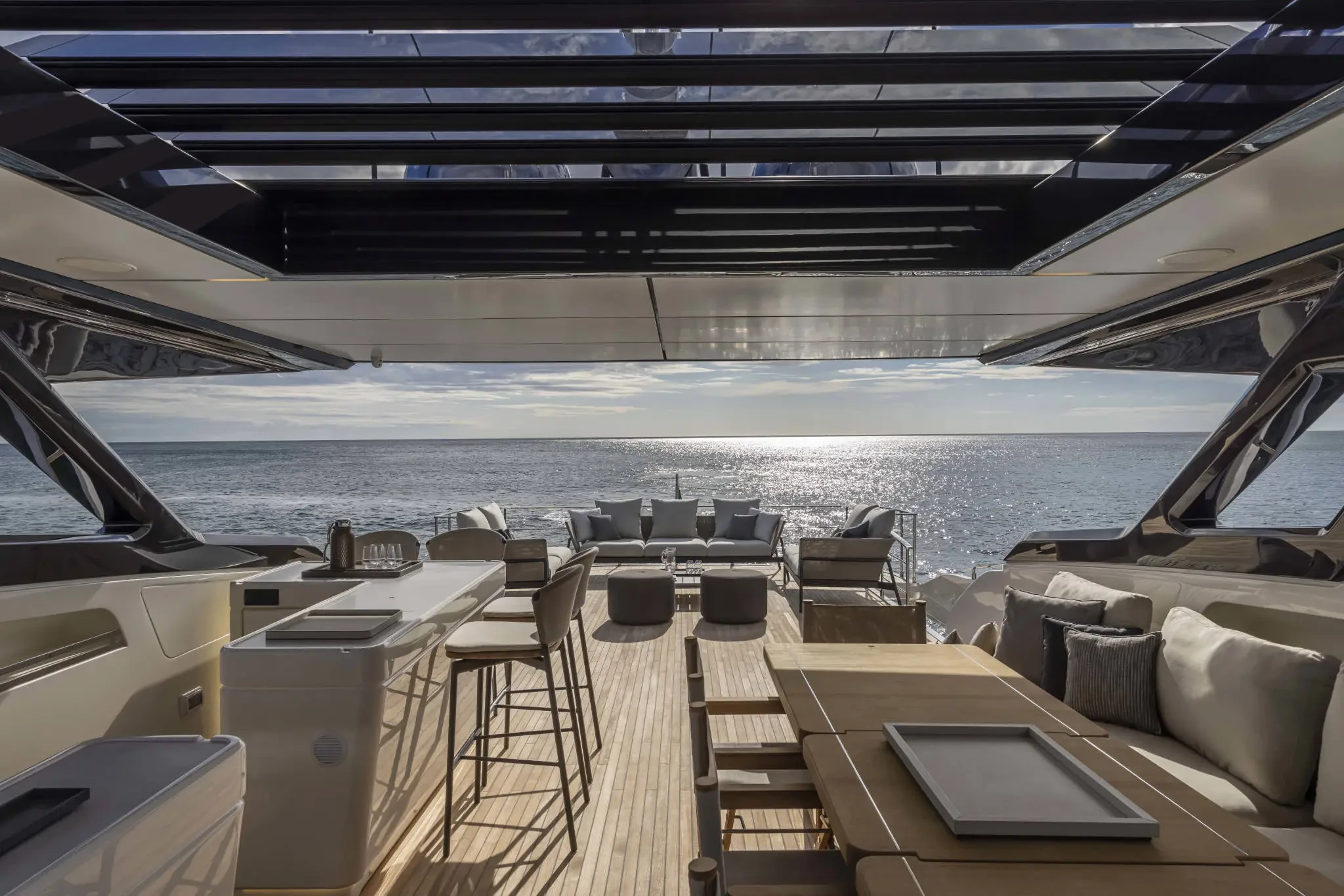Ferretti 1000, achterdek met loungebank en zeezicht