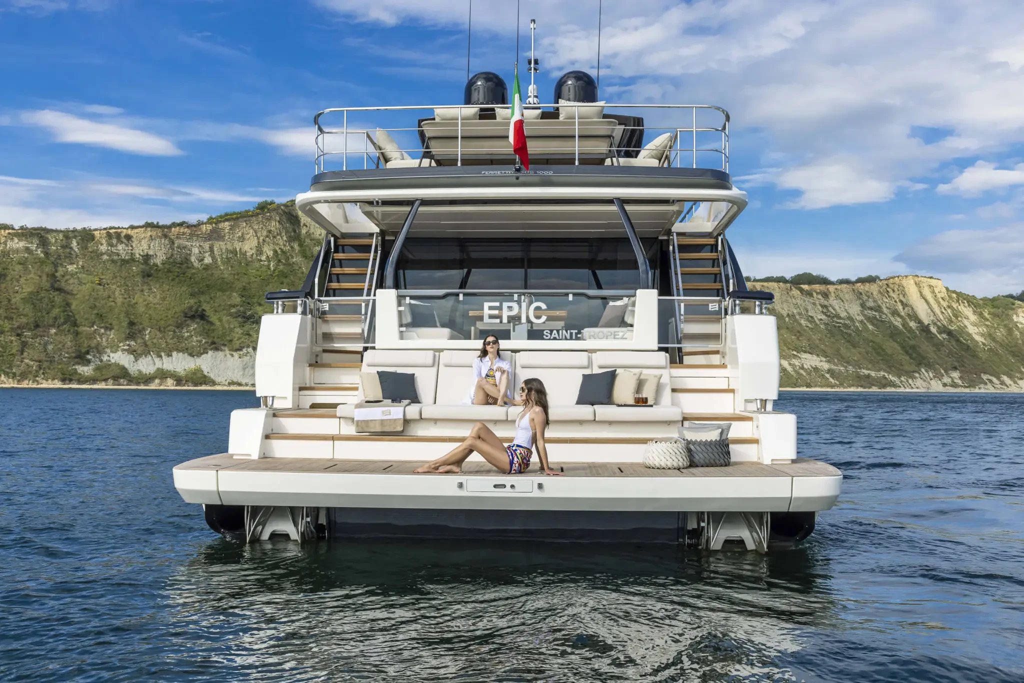 Ferretti 1000, achtersteven jacht met vrouwen