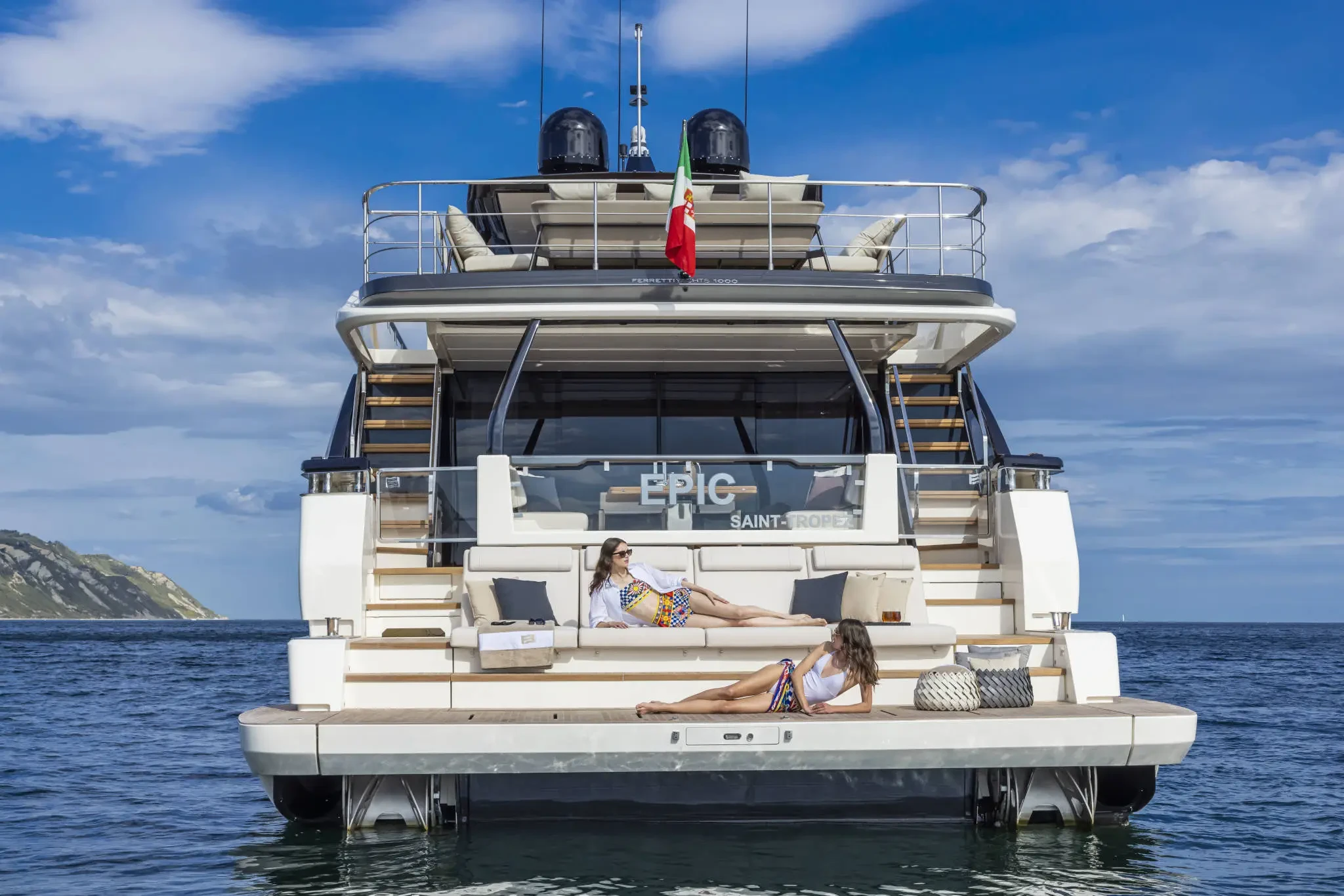 Ferretti 1000, achtersteven jacht met zwemplatform