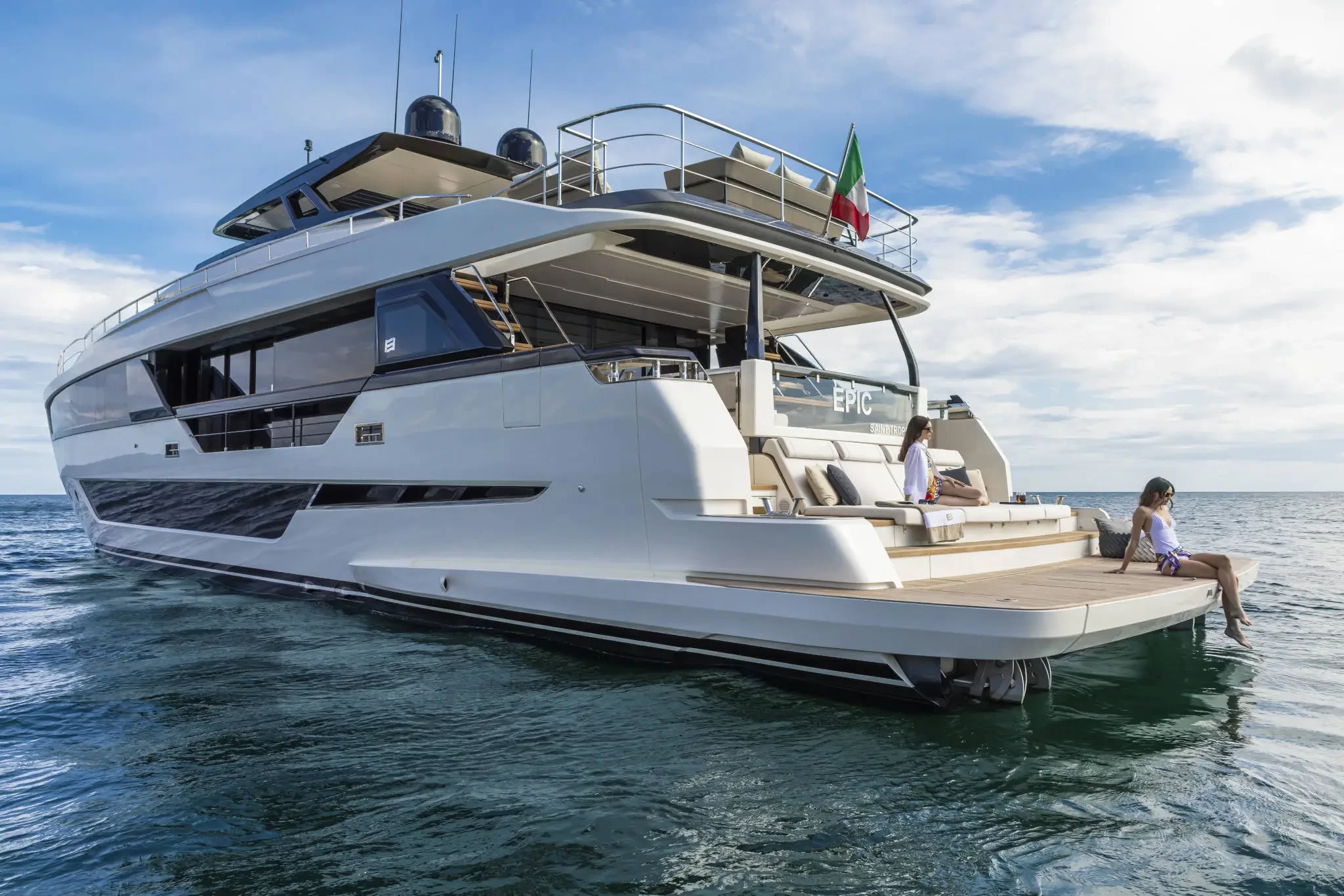 Ferretti 1000, jacht met achterdek en vrouwen