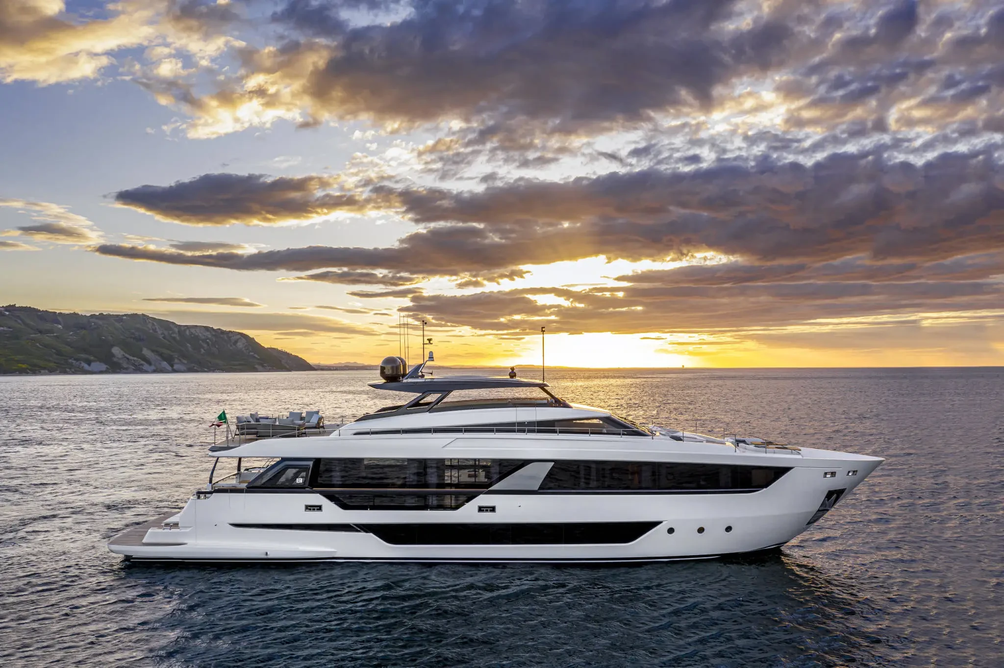 Ferretti 1000, jacht op zee bij zonsondergang