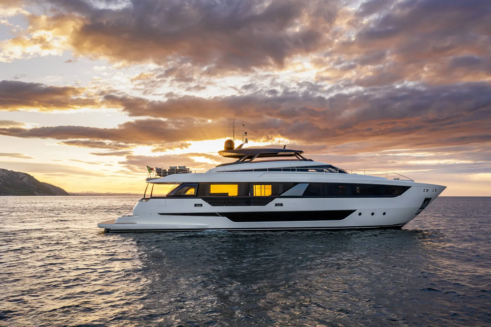 Ferretti 1000, jacht op zee bij zonsondergang