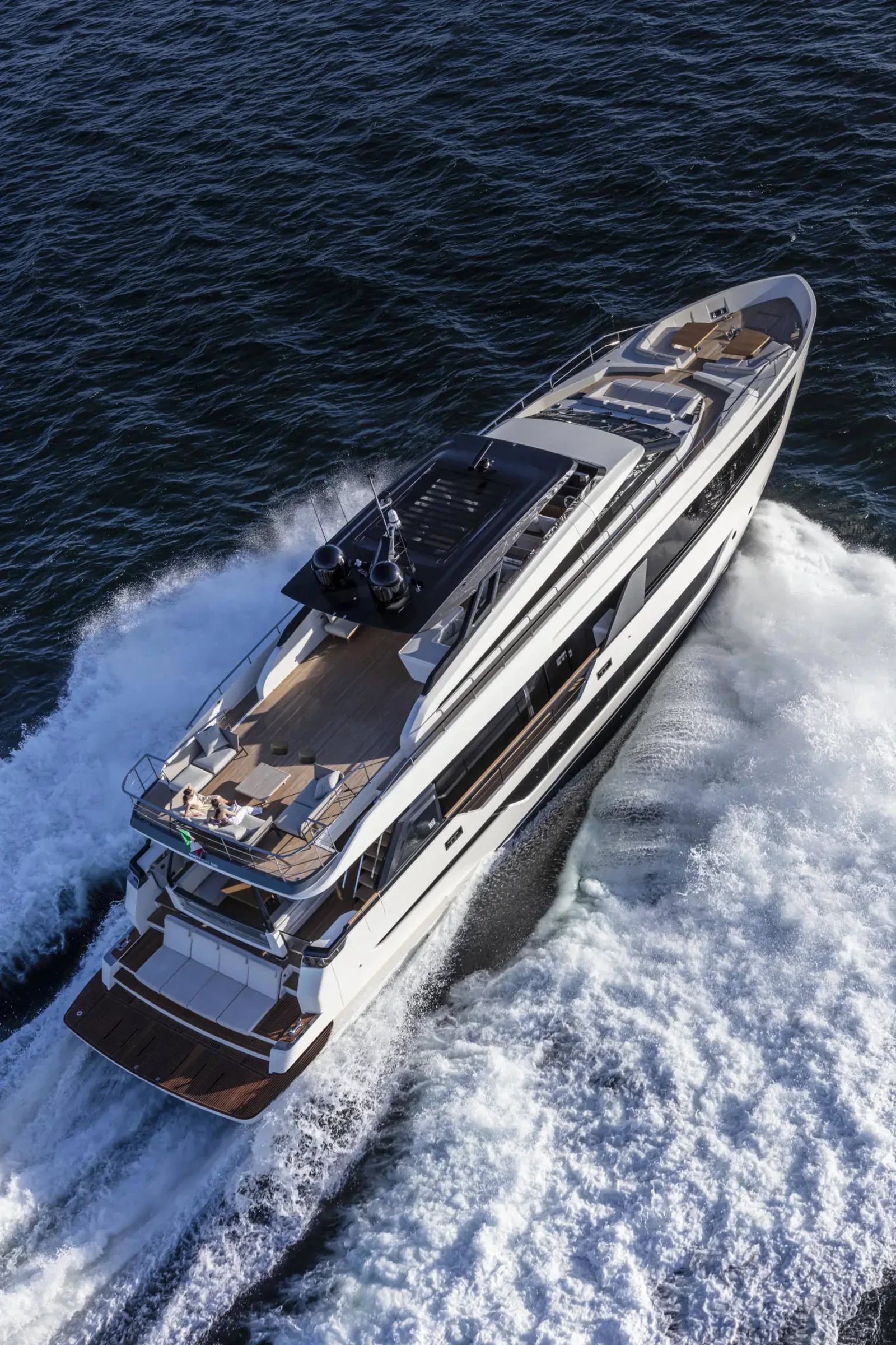 Ferretti 1000, jacht vaart snel over zee