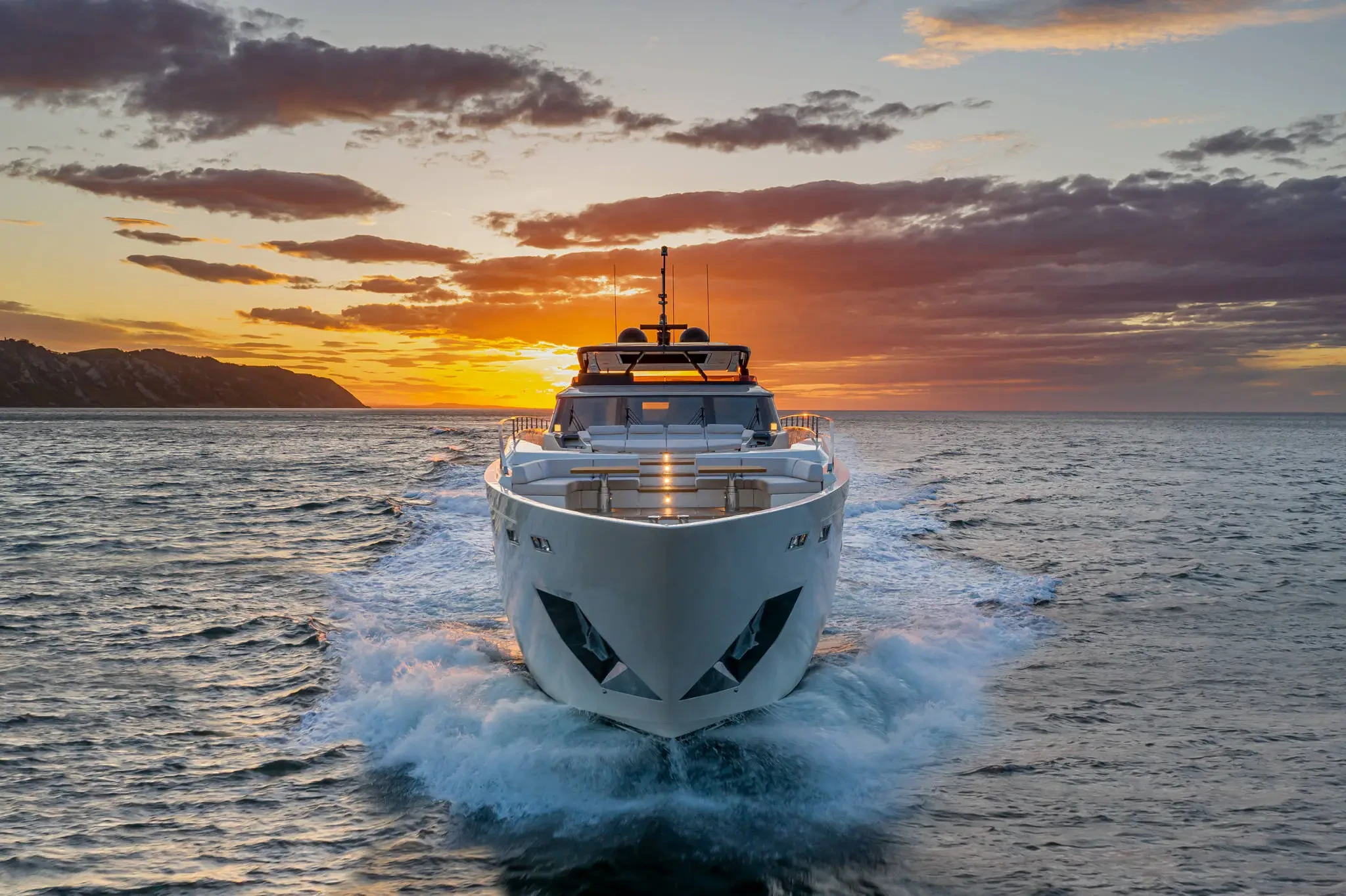 Ferretti 1000, jacht varend bij zonsondergang