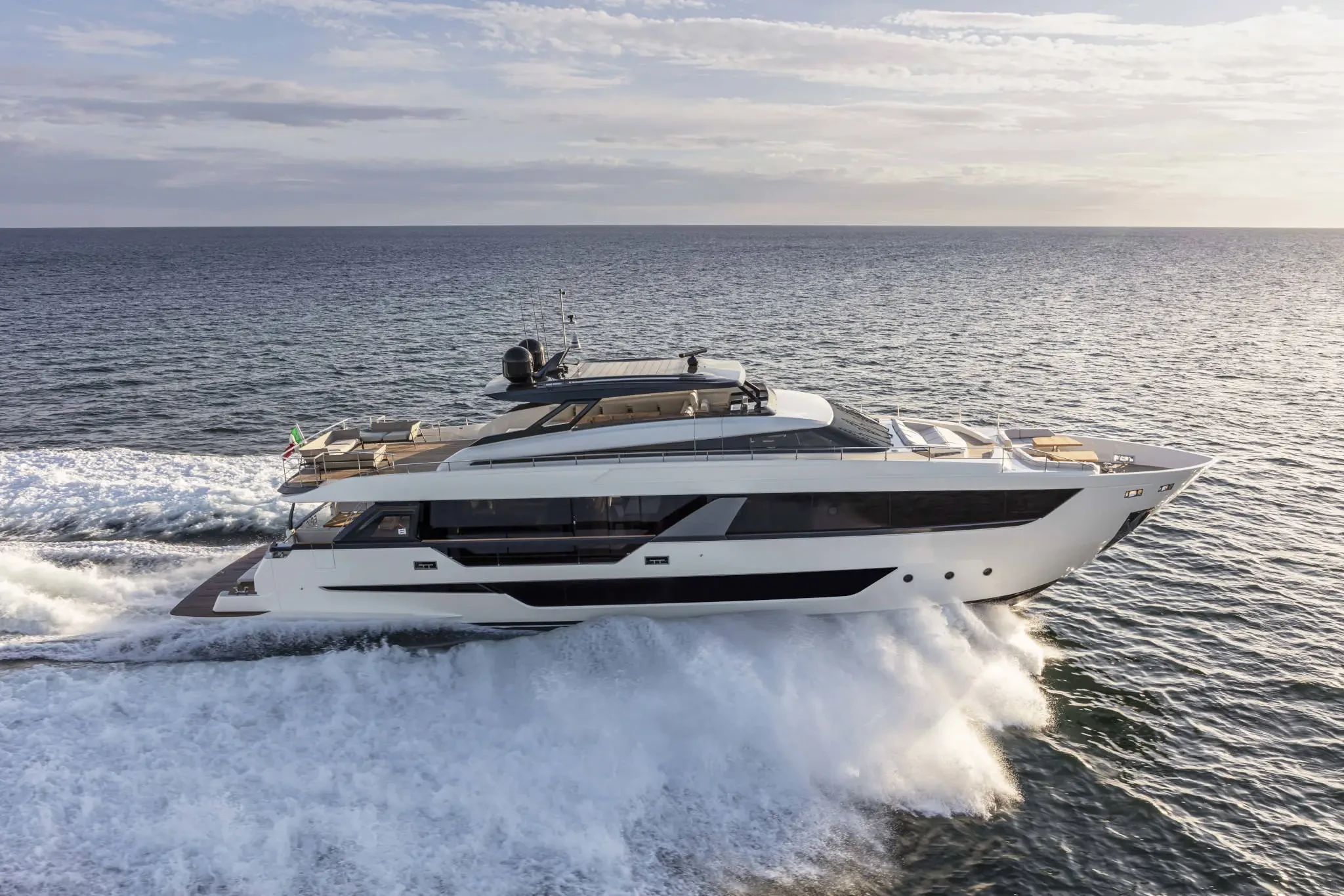 Ferretti 1000, jacht varend op zee met golven