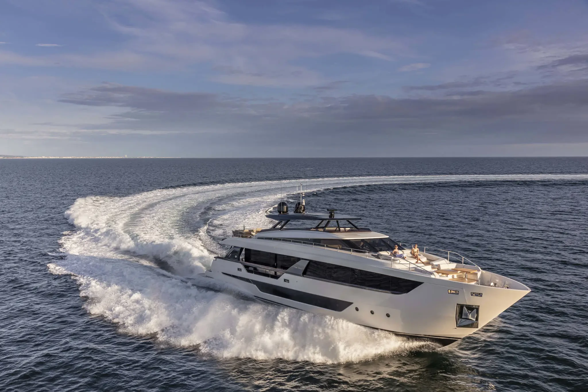 Ferretti 1000, jacht varend op zee met kielzog