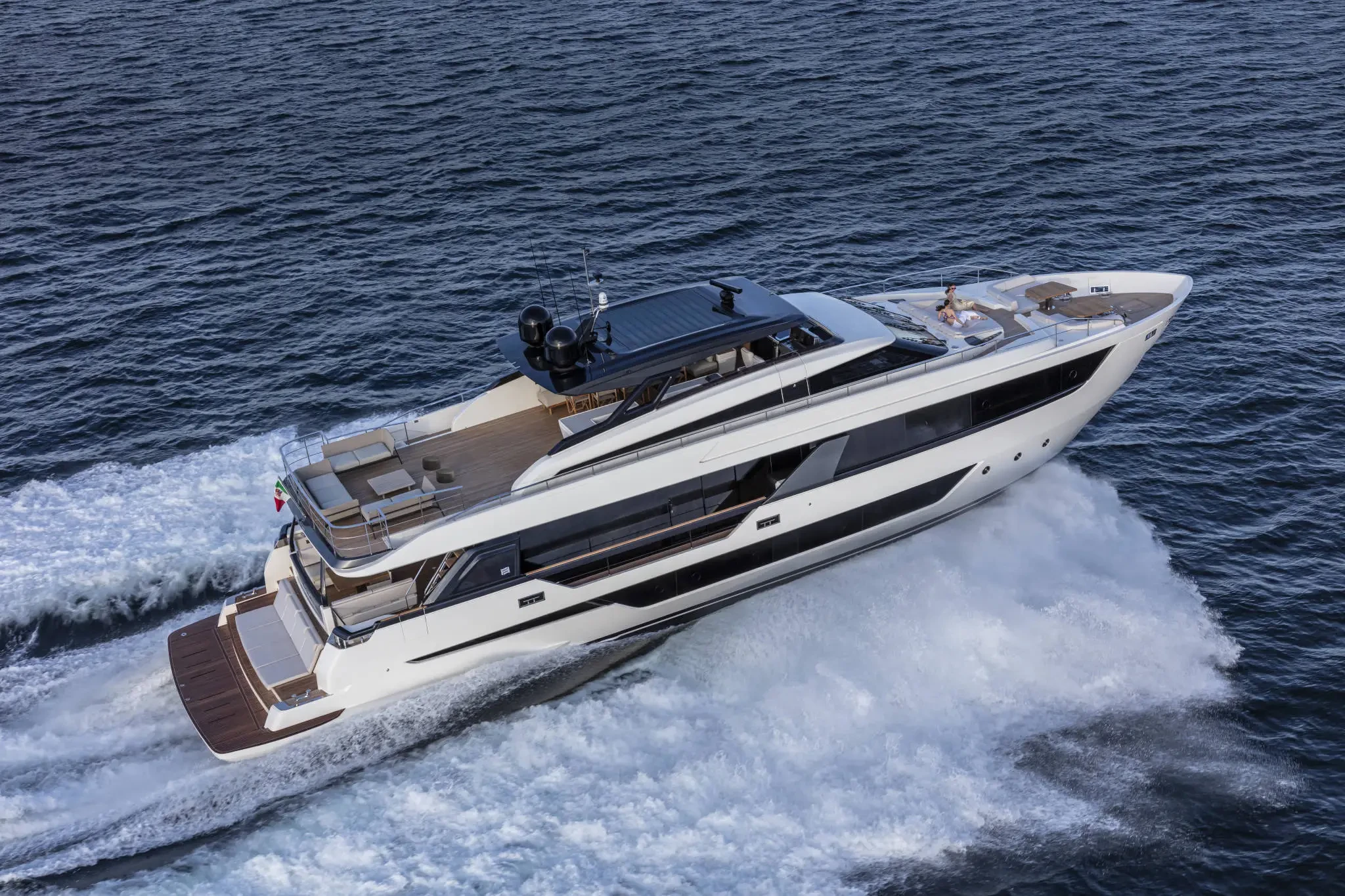 Ferretti 1000, jacht varend op zee