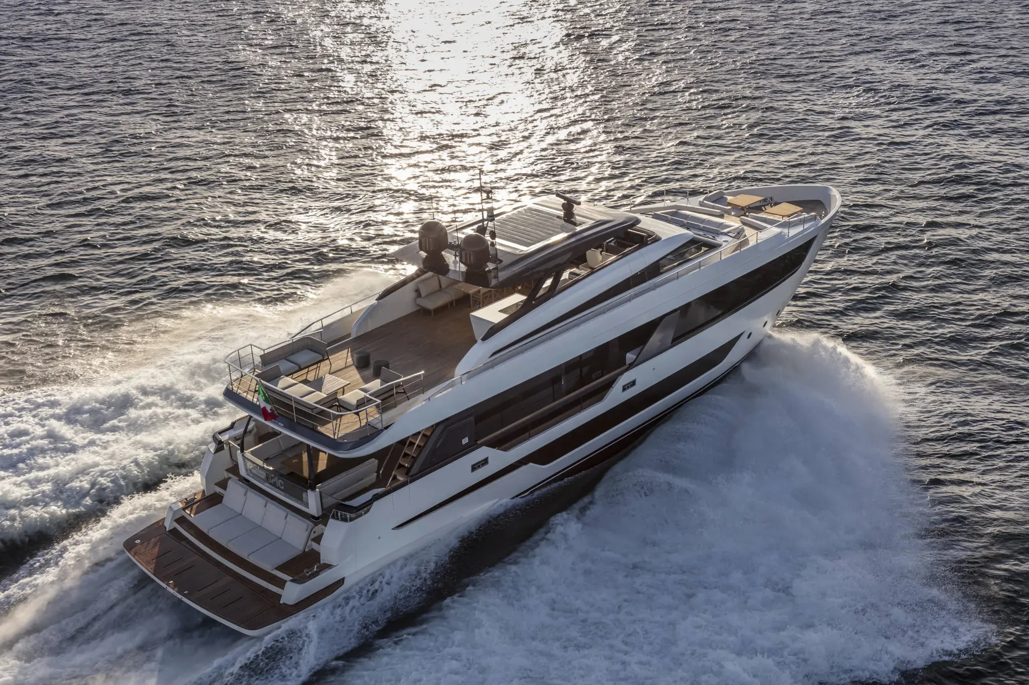Ferretti 1000, jacht varend op zee