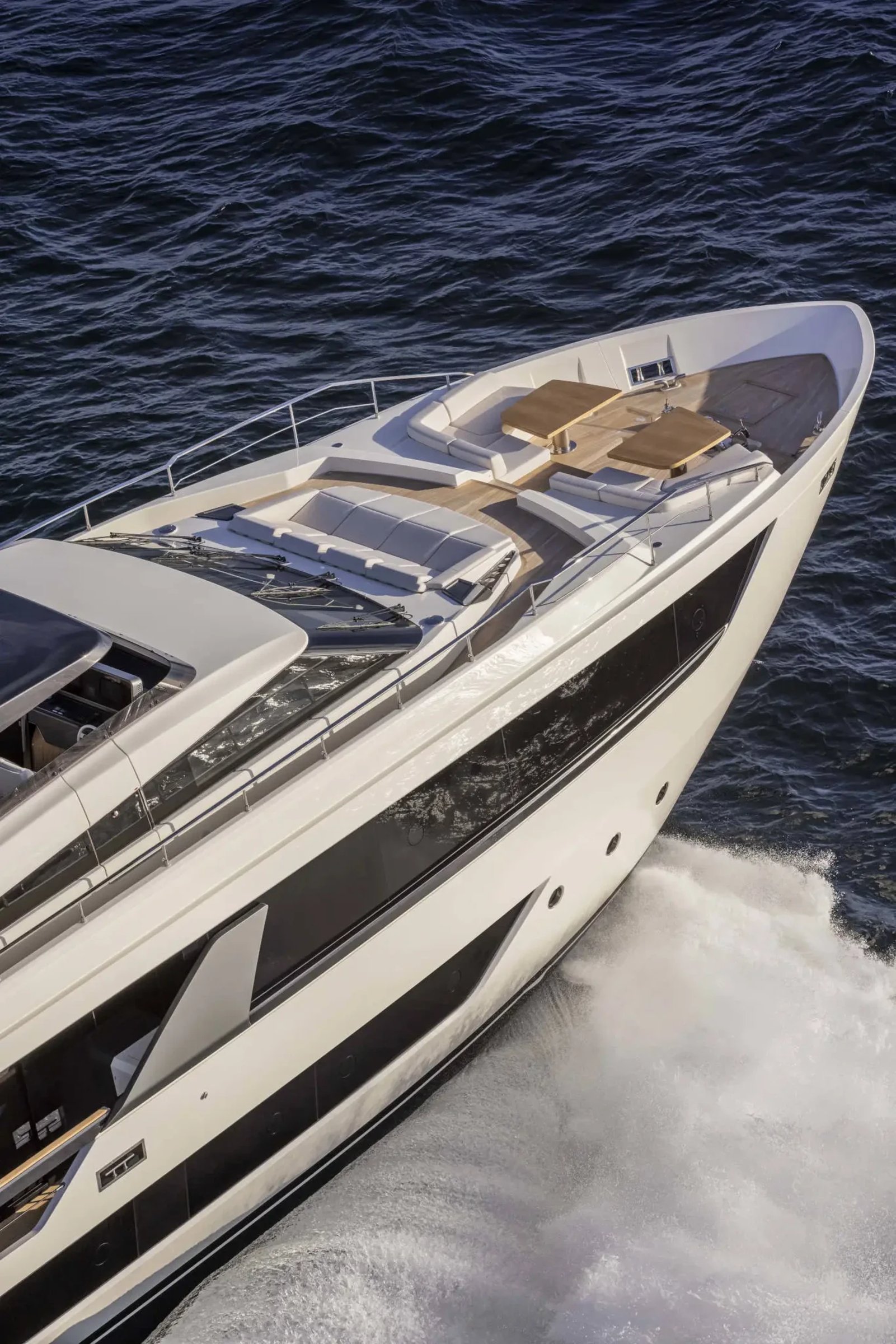 Ferretti 1000, jacht varend op zee