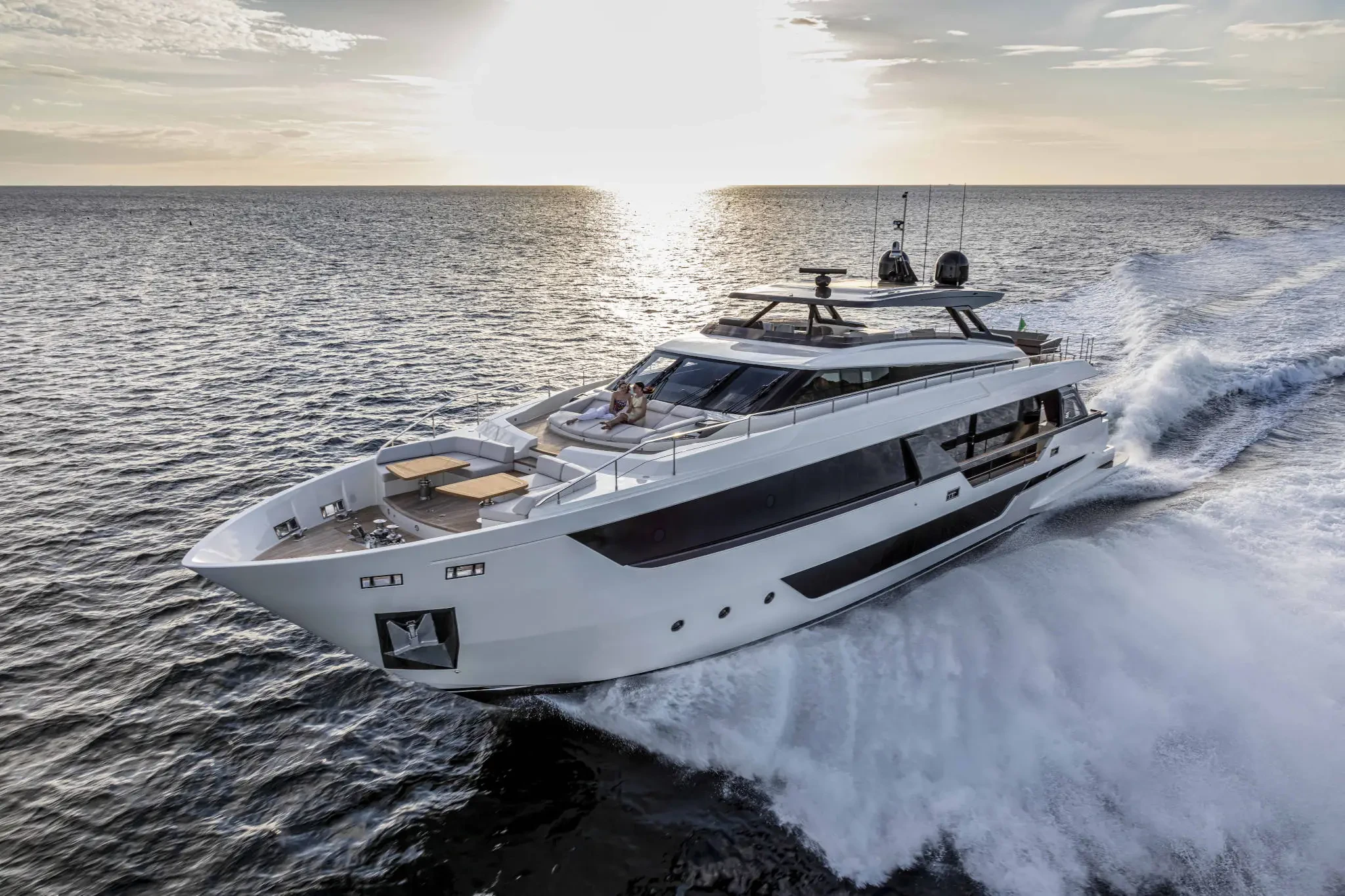 Ferretti 1000, jacht varend op zee