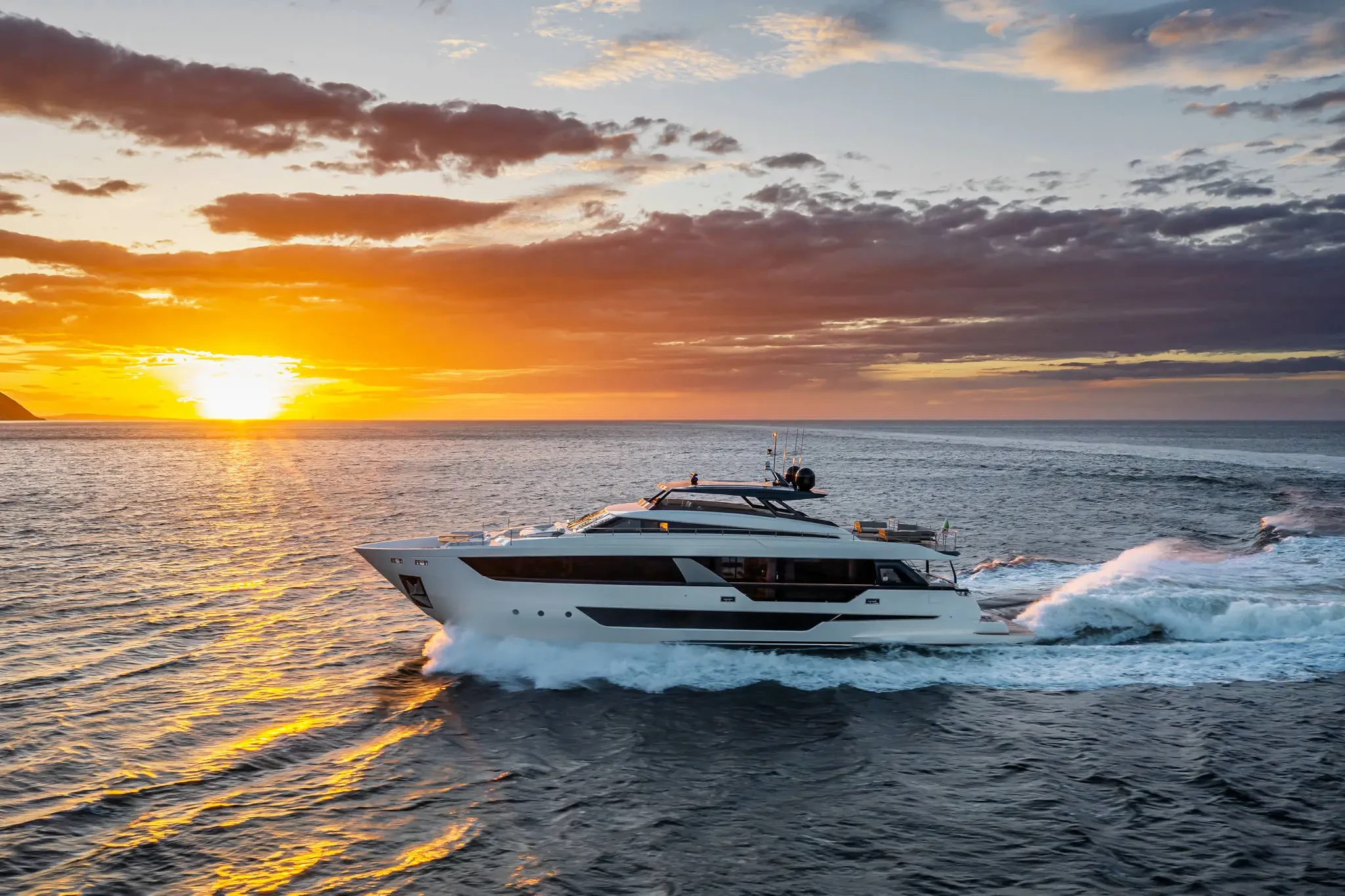 Ferretti 1000, jacht varend tijdens zonsondergang
